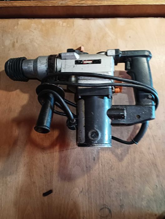 Продавам перфоратор