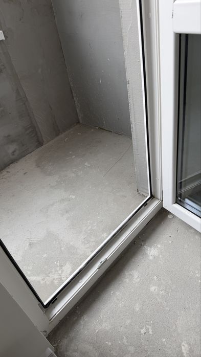 Пластиковая перегородка с дверью