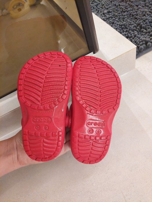 Vând o pereche de papuci Crocs C9