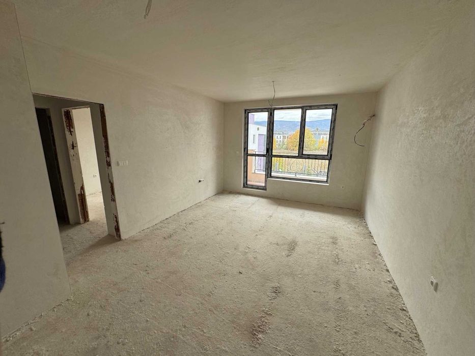 Двустаен апартамент кв.Остромила в цената партерен гараж