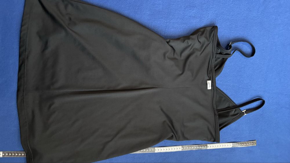 Рокля Guess, “малка черна рокля”