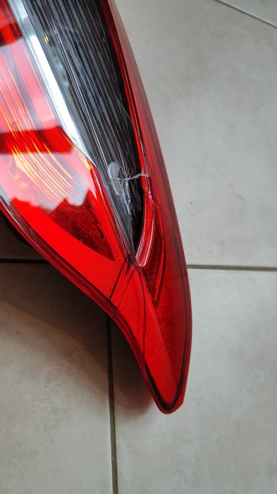 Ford S-Max Заден десен стоп (РАБОТЕЩ, ПУКНАТ, липсва малко парче)