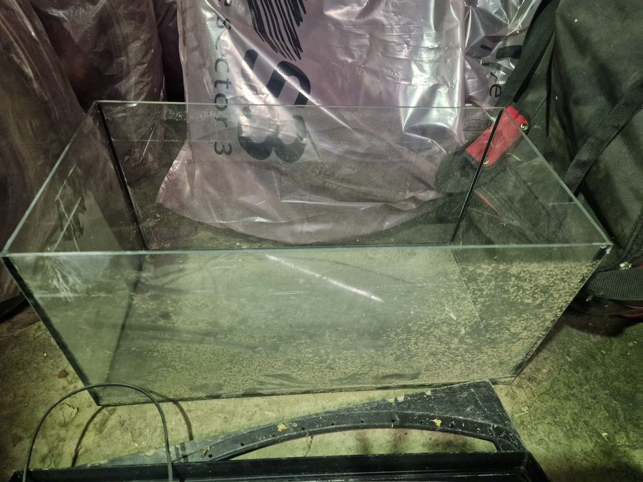 Acvariu pentru pești si capac cu led 250 lei 30/40 L