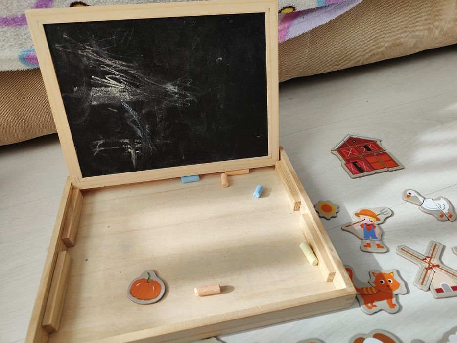 Tabla cu 2 fete si puzzleuri magnetice