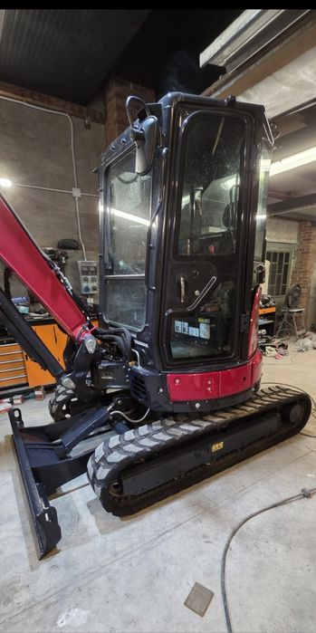 Cabină închisă YANMAR VIO33  impecabil