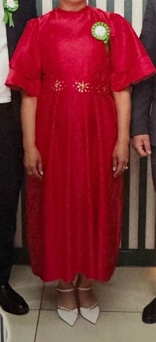 Красное вечерное платье