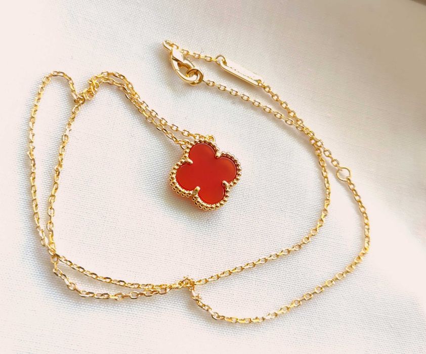 Дамско колие с детелина от червен карнелин на Van Cleef & Arpels VCA