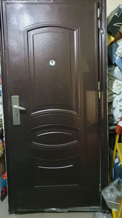 Продам металлическую дверь