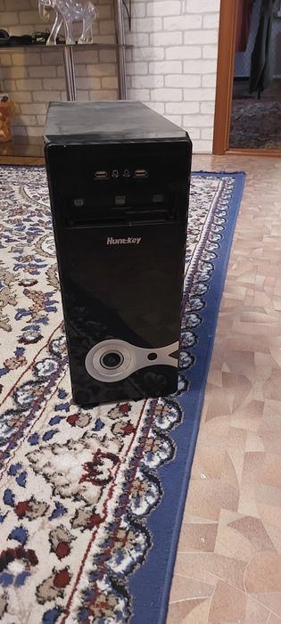 Продам не рабочий компьютер возможно на запчасти