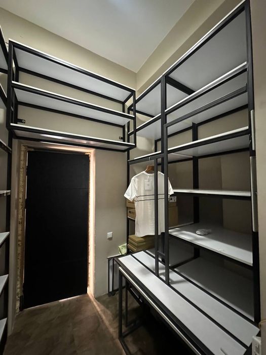 Готовые стелажи по современному дизайну для магазина одежды