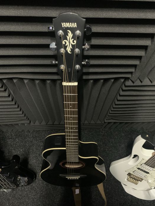 Электроакустическая гитара YAMAHA
