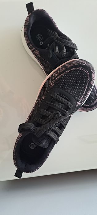 Черно бели и малко розови  маратонки