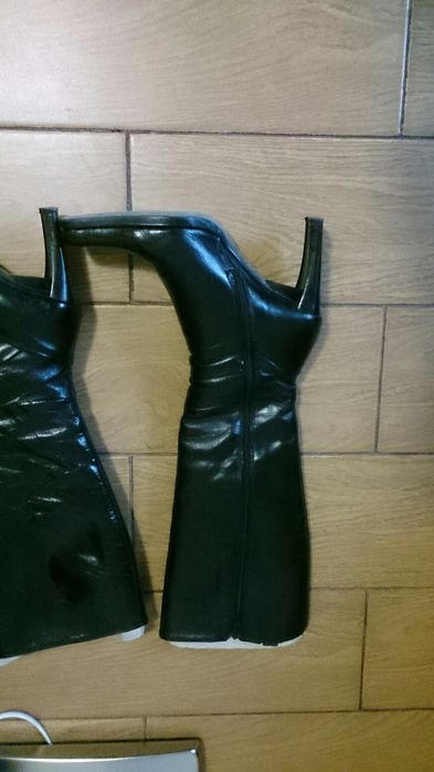 Cizme piele culoare negru,cleste,sita,telecomanda,lingurite,farfuri