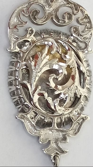 Златна висулка с диаманти