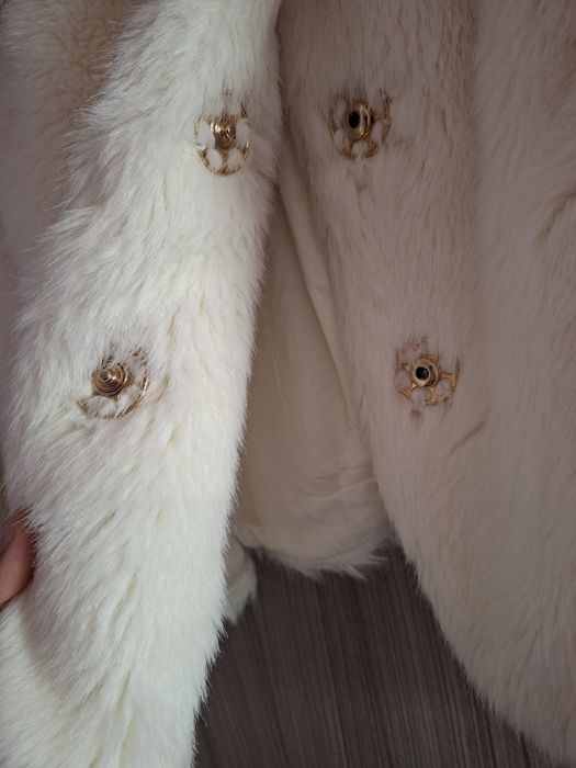 Продам белую шубку.