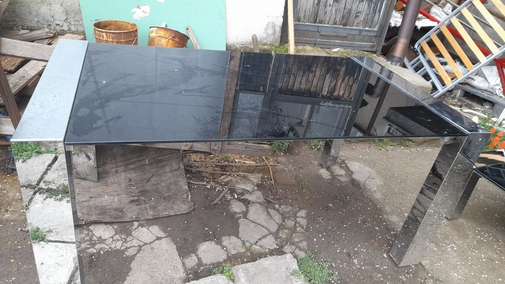 Продавам 2 маси,цени по договаряне