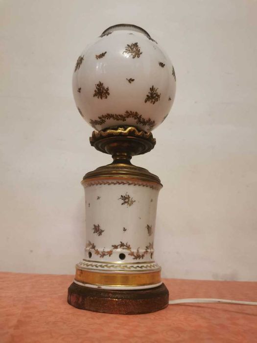 Veioza portelan cu ornamente din bronz