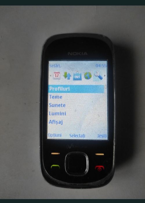 Telefon mobil Nokia cu taste și cameră, mic, robust si practic