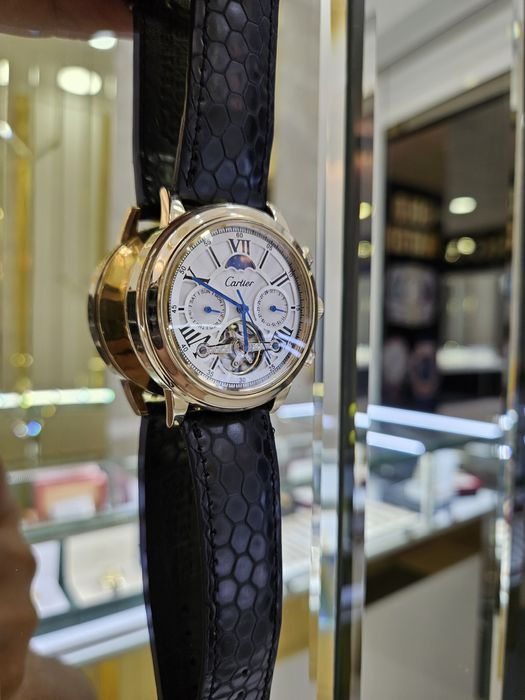 Золотые часы картье 585 пробы, массивныеи очень  крупные в диаметре