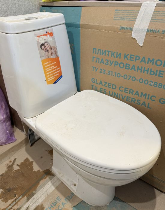 Раковина с тумбой, унитаз, зеркало