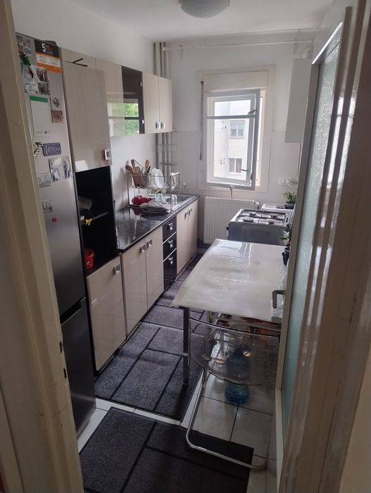 Închiriez ap 4 camere