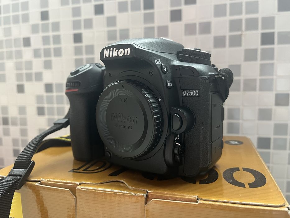 Продавам Nikon D7500 + външна светкавица Godox