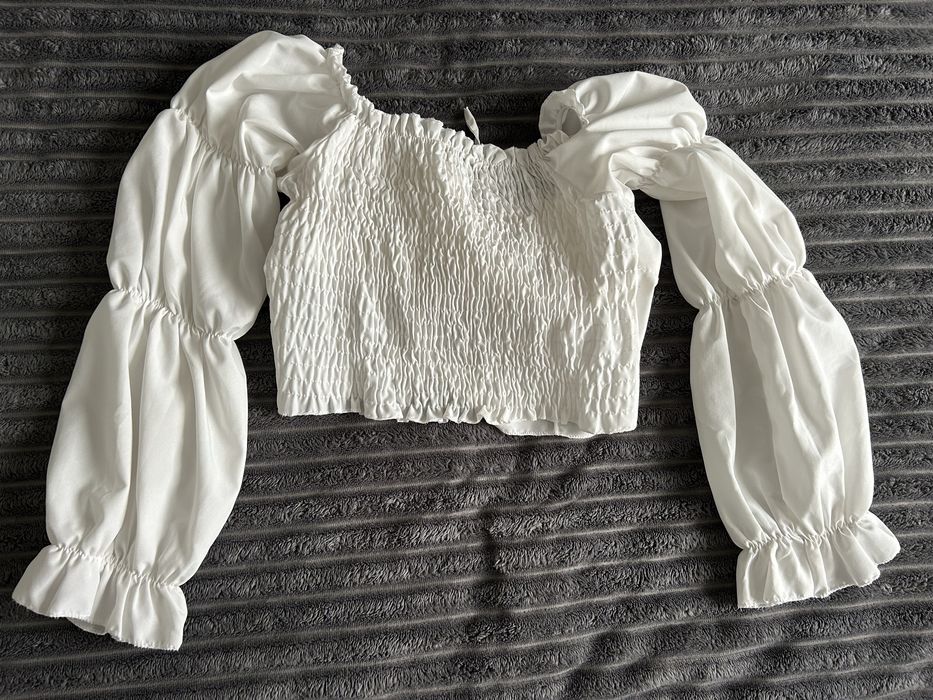 Дамски топ с ефектни ръкави