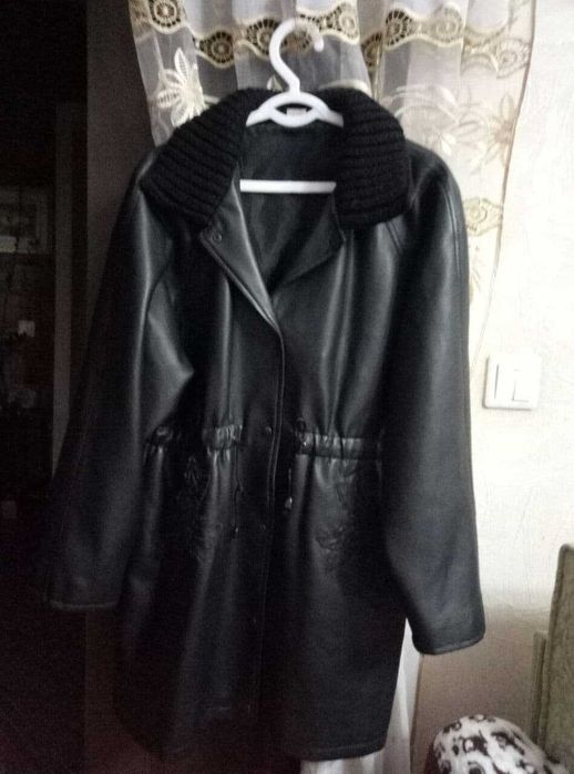 Куртка кожаная  женская черная на заклепках удлиненная рукав реглан