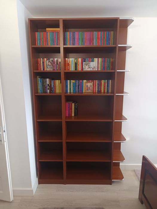 Vând biblioteca camera.