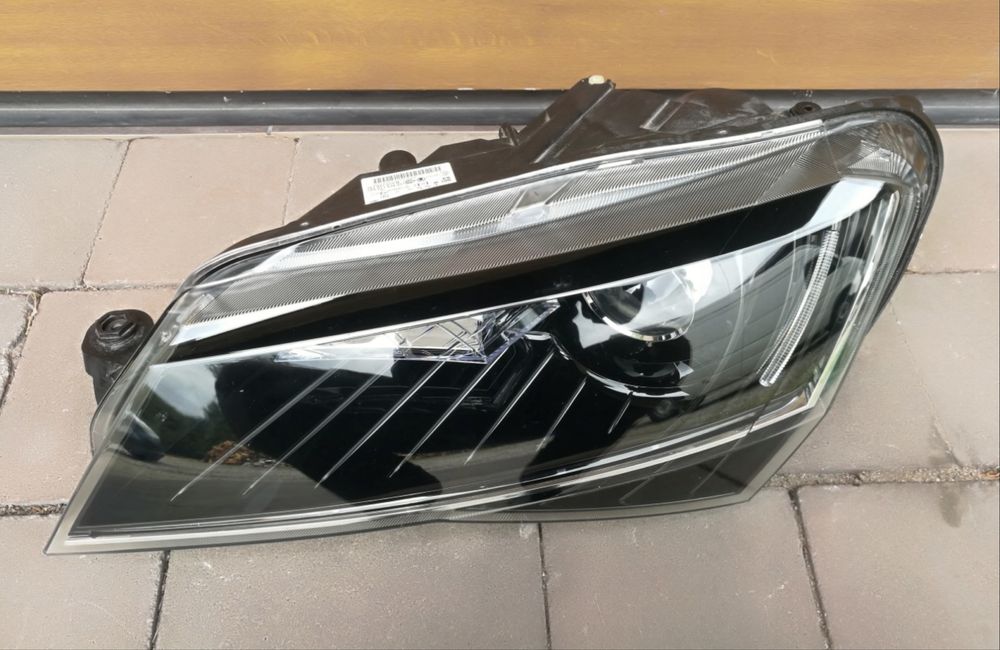 Ляв и десен фар Шкода Суперб ксенон SKODA SUPERB 3 III 3V0 BI-XENON LED 15-19--