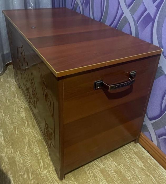Продам сервант, стол, сундук, пенал, тумбочку