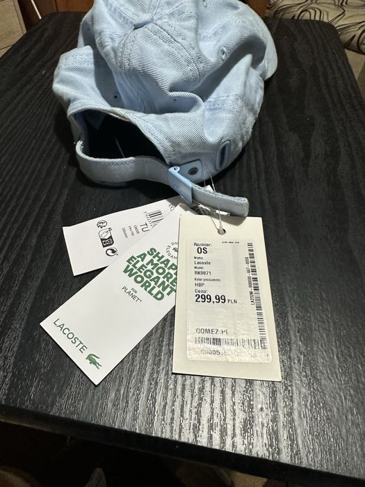 Lacoste hat не е носена