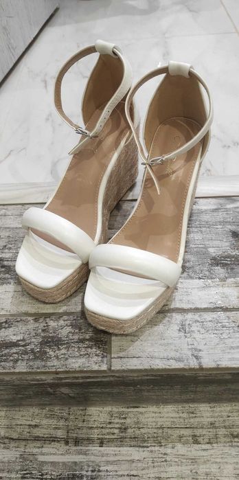 Дамски сандали на платформа