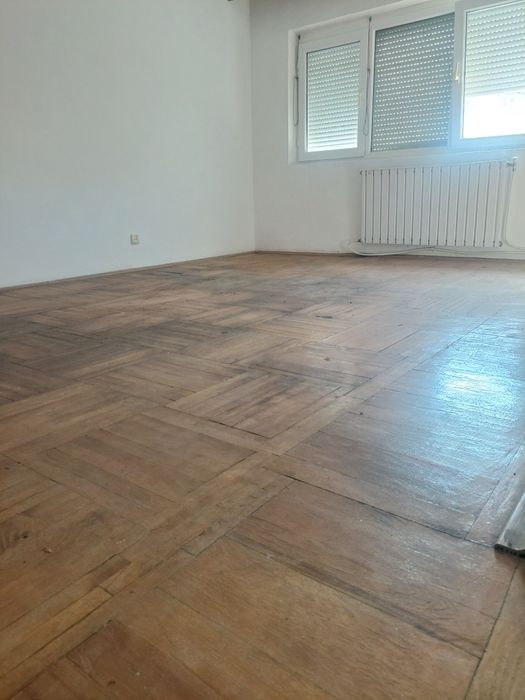 Apartament et.1 Deco. Comf. 1 bucatarie decomandata cu holul sup.52 mp