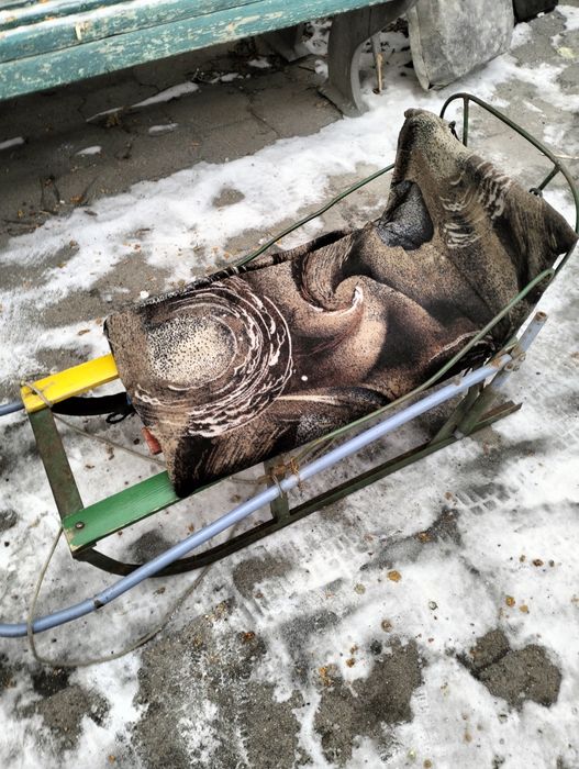 Продам лыжи и санки.