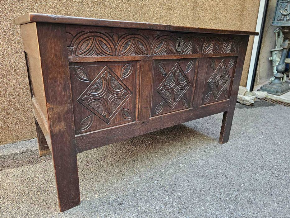 Ракла с дърворезба