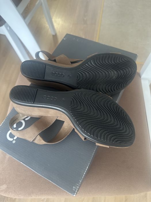 Продам босоножки Ecco