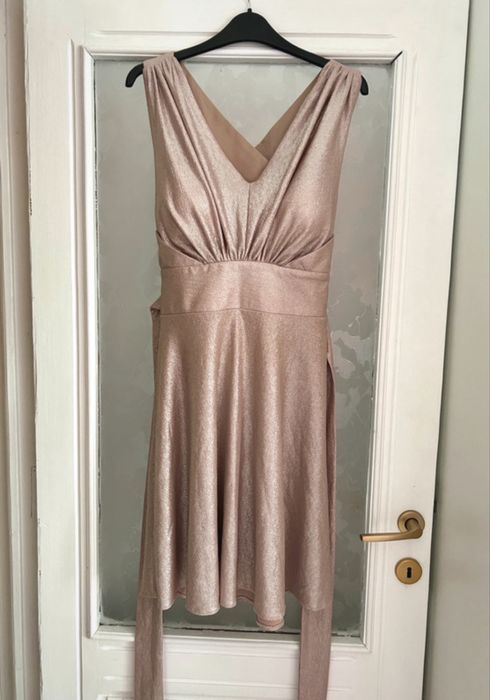 Rochie scurtă, elegantă, purtată o singură dată