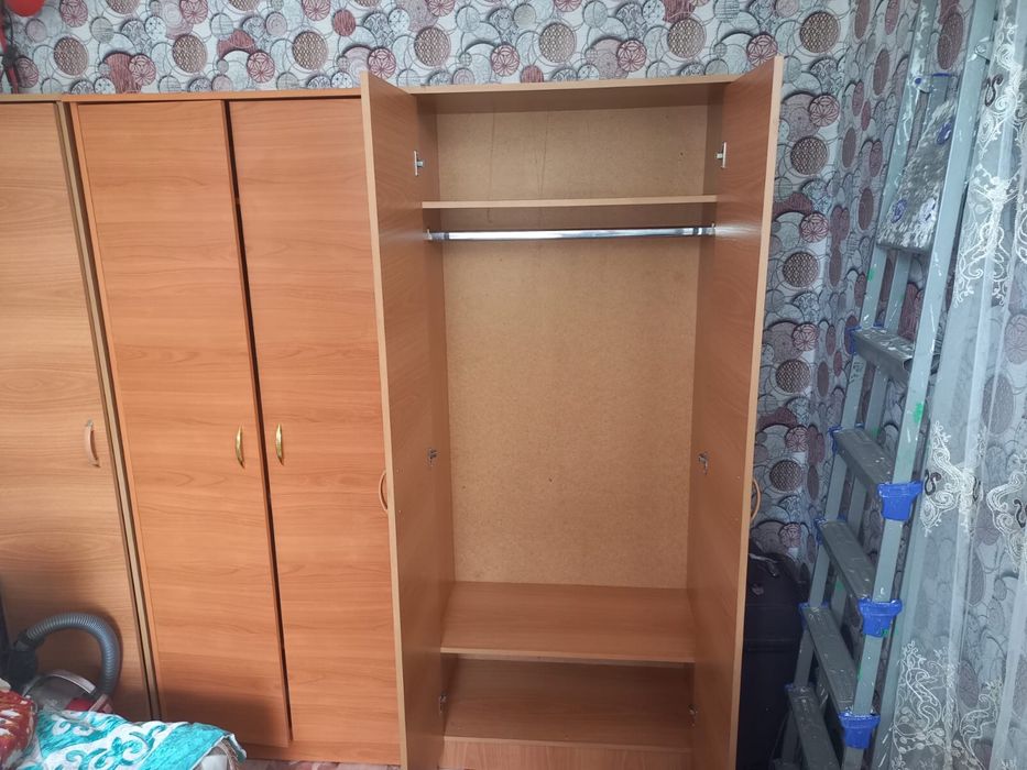 Продам 2 шкафа и кровать б/у