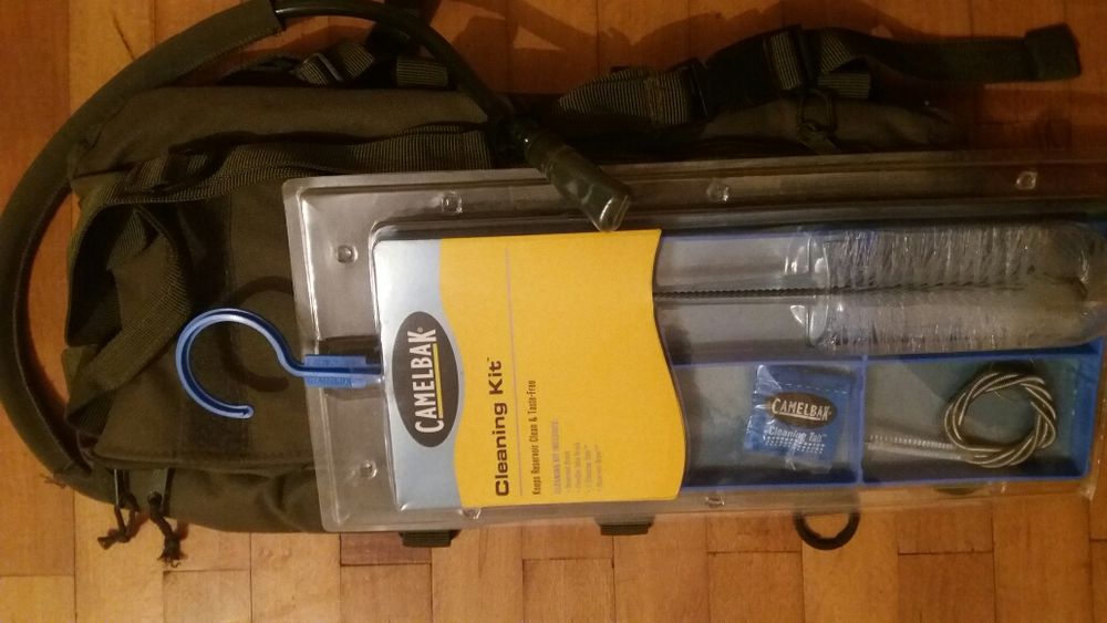 Vând camelbak + Cleaning kit