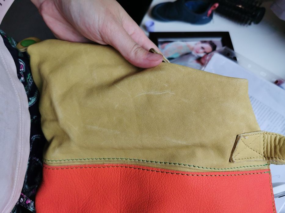 Нови дамски кожени чанти.