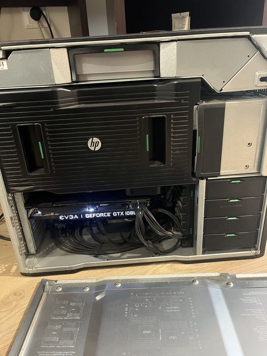 HP Z820 работна станция със Монитор 27" Dell UltraSharp