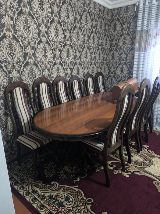 Срочно продаю стол со стульями