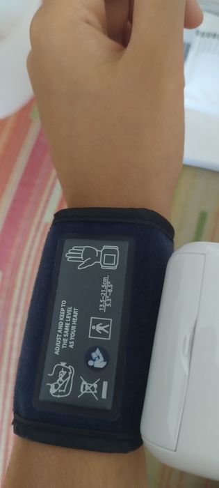 Tensiometru digital pentru încheietura mâinii