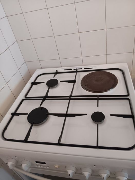 Готварска Печка Аристон на Ток и Газ + газова бутилка пълна 400лв