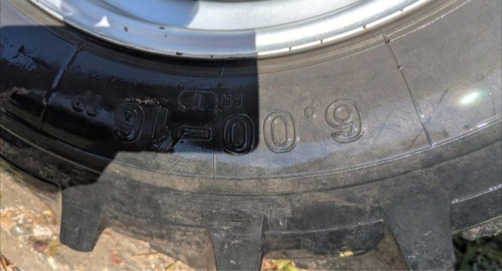 Грязевые шины с дисками на ниву