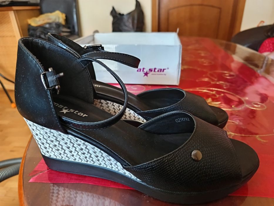 Черно и бяло сандали 39 номер