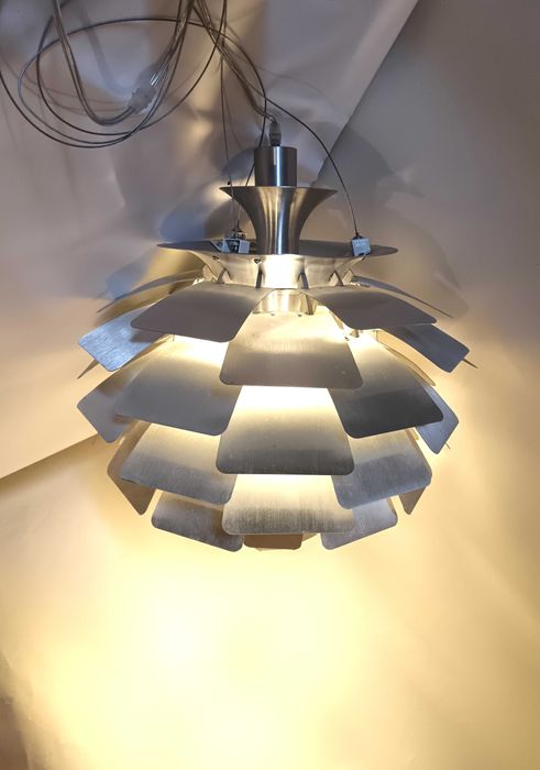 Lustra Mid-Century Modern, aluminiu, replică Louis Poulsen Artichoke