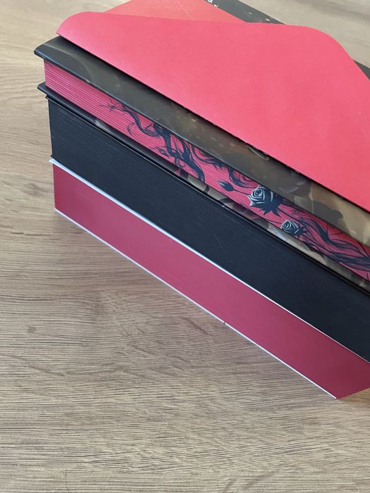 Фентъзи книги, поредица Короните на Наяквия на Кариса Броадбент