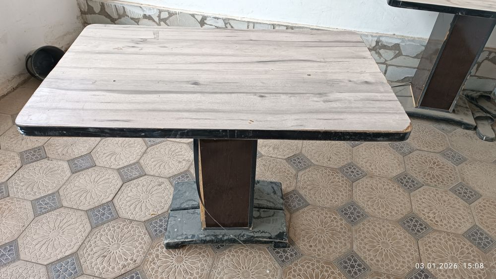 Стол деревянный центральный